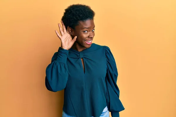 Jong Afrikaans Amerikaans Meisje Casual Kleding Lachend Met Hand Oor — Stockfoto