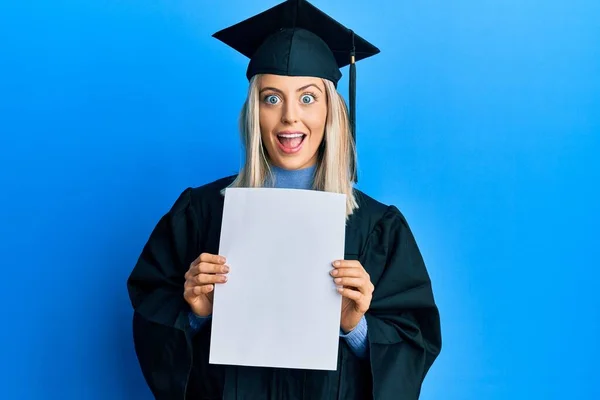 Mooie Blonde Vrouw Dragen Afstuderen Pet Ceremonie Badjas Houden Blanco — Stockfoto