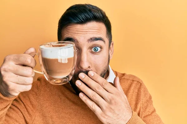 Joven Hispano Sosteniendo Una Taza Café Sobre Ojo Cubriendo Boca — Foto de Stock