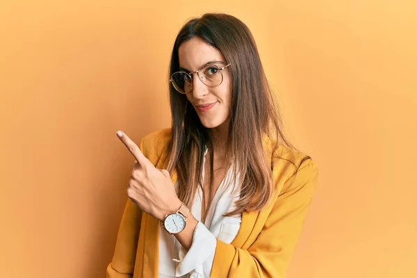 Jonge Mooie Vrouw Dragen Zakelijke Stijl Bril Wijzen Met Hand — Stockfoto