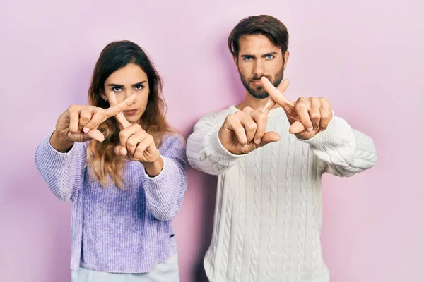 Junges Hispanisches Paar Trägt Lässige Kleidung Ablehnung Ausdruck Daumendrücken Tut — Stockfoto