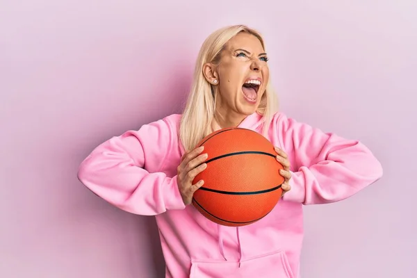 Mladá Blondýnka Držící Basketbalový Míček Zuřivě Šíleně Ječela Křičela Vzteky — Stock fotografie