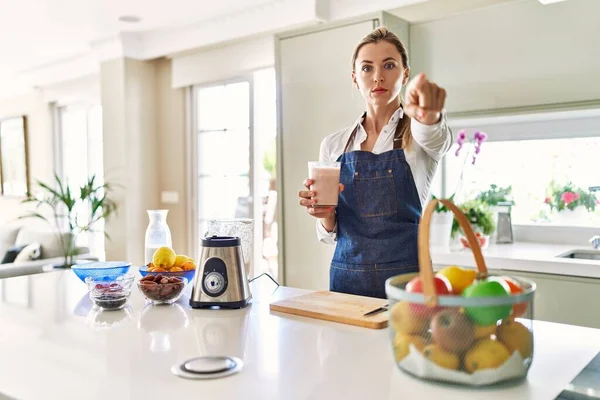 Güzel Sarışın Kadın Önlük Giyip Mutfakta Smoothie Içerek Kamerayı Işaret — Stok fotoğraf