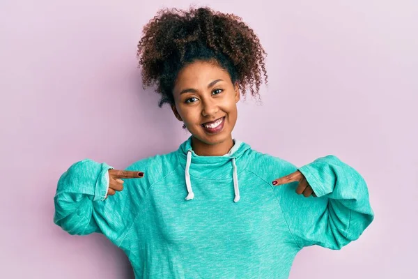 Mooie Afrikaanse Amerikaanse Vrouw Met Afro Haar Draagt Casual Sweatshirt — Stockfoto