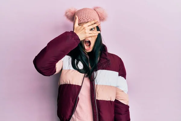 Young Hispanic Woman Wearing Wool Winter Sweater Cap Peeking Shock — Stock Photo, Image