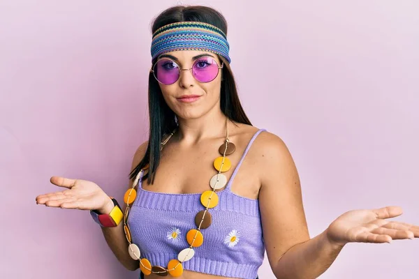 Junge Brünette Frau Bohemien Und Hippie Stil Ahnungslos Und Verwirrt — Stockfoto