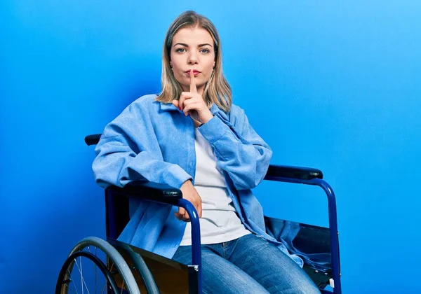 Красивая Белая Женщина Сидящая Инвалидной Коляске Просящая Тишины Пальцем Губах — стоковое фото