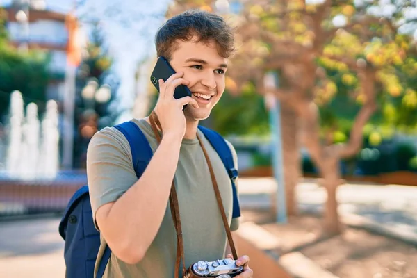 若い白人観光客の男は 市内のスマートフォンで幸せな話を笑って — ストック写真