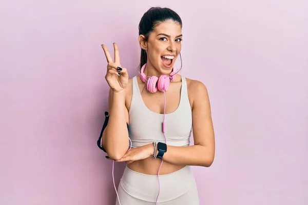 Mujer Hispana Joven Vistiendo Ropa Gimnasio Usando Auriculares Sonriendo Con —  Fotos de Stock