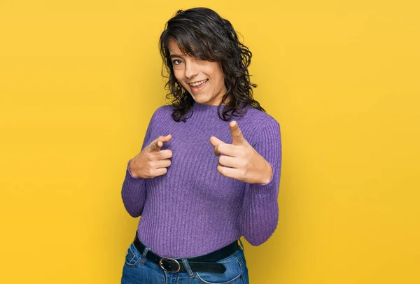 Mladá Hispánka Neformálním Oblečení Ukazuje Prsty Kameru Šťastnou Zábavnou Tváří — Stock fotografie