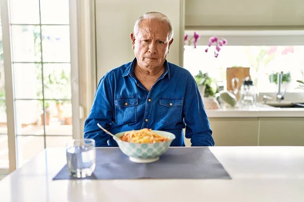 Hombre Mayor Con Pelo Gris Comiendo Espaguetis Pasta Casa Escéptico — Foto de Stock