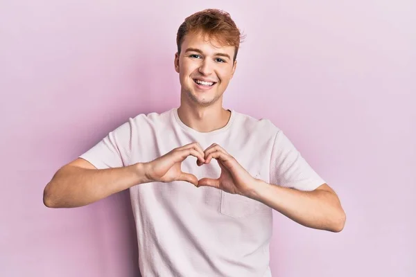 Joven Hombre Caucásico Vistiendo Camiseta Casual Sonriendo Amor Haciendo Forma —  Fotos de Stock