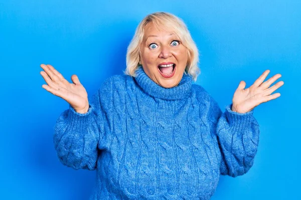 Blonde Frau Mittleren Alters Lässiger Kleidung Feiert Verrückt Und Erstaunt — Stockfoto