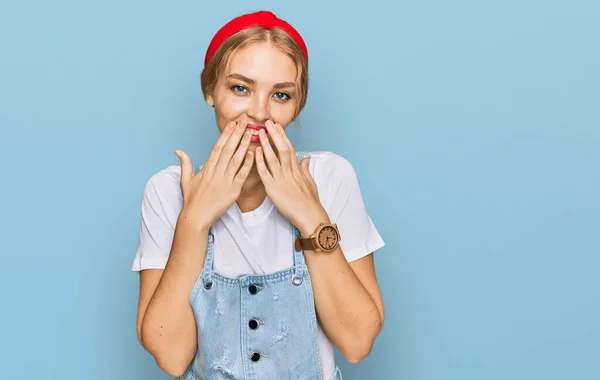 Jeune Fille Caucasienne Portant Des Vêtements Décontractés Rire Embarrassé Rire — Photo