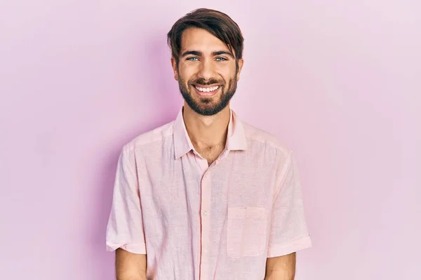 Giovane Uomo Ispanico Indossa Abiti Casual Cercando Positivo Felice Piedi — Foto Stock