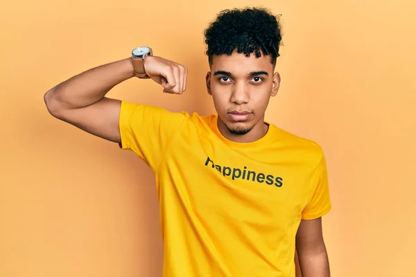 Молодий Афроамериканець Одягнений Футболку Повідомленням Щастя Сильний Чоловік Показує Руку — стокове фото