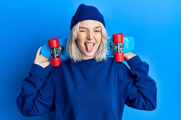 Menina Loira Jovem Segurando Skate Furando Língua Feliz Com Expressão — Fotografia de Stock