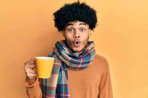 Afro Saçlı Korkmuş Ağzı Açık Bir Şekilde Bir Fincan Kahve — Stok fotoğraf