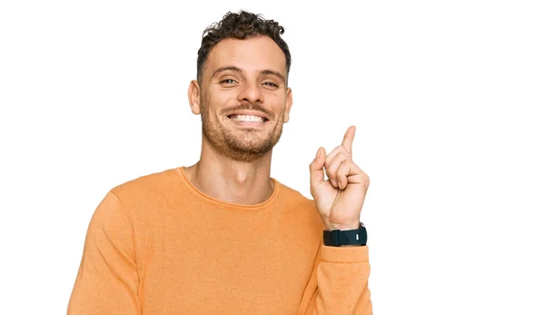 Jonge Spaanse Man Casual Kleding Met Een Grote Glimlach Het — Stockfoto