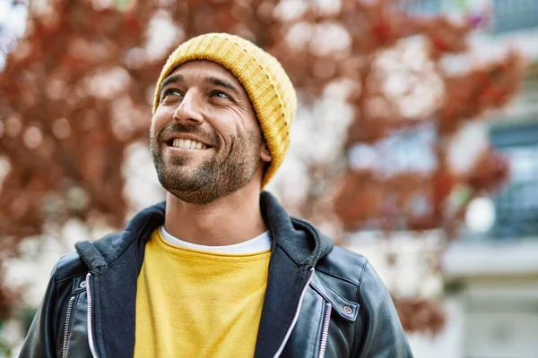 Schöner Hispanischer Mann Mit Bart Der Freien Glücklich Lächelt — Stockfoto