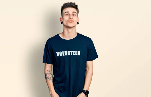 Jonge Blanke Jongen Met Oorverwijding Een Vrijwillig Shirt Kijkend Naar — Stockfoto
