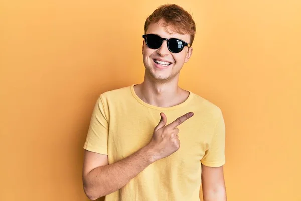 Jovem Caucasiano Vestindo Óculos Sol Elegantes Sorrindo Alegre Apontando Com — Fotografia de Stock