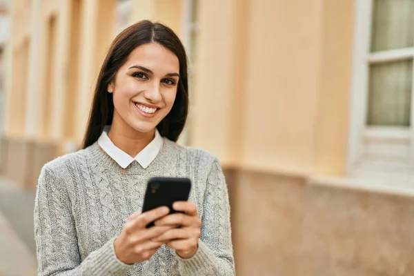 Mladá Hispánka Šťastně Usmívá Pomocí Smartphonu Městě — Stock fotografie
