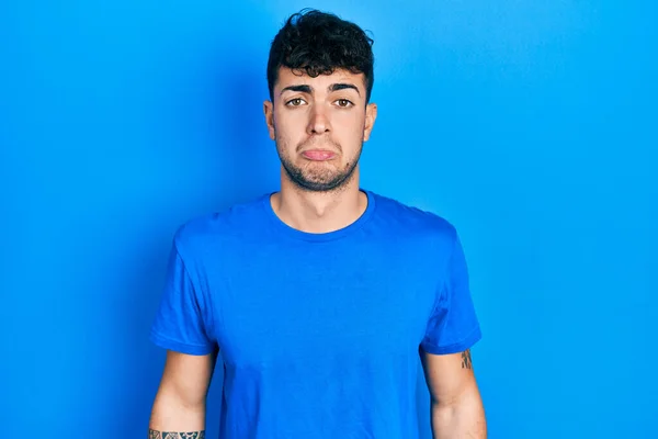 Günlük Mavi Tişört Giyen Genç Spanyol Bunalımlı Üzüntülü Sinirli Korkmuş — Stok fotoğraf
