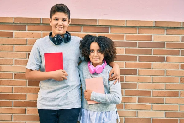 Adorable Frère Sœur Latins Souriant Heureux Câlins Ville — Photo