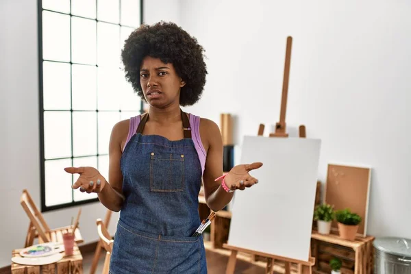 Ung Afrikansk Amerikansk Kvinna Med Afro Hår Konst Studio Aningslös — Stockfoto