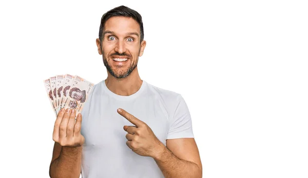 Hombre Guapo Con Barba Sosteniendo Billetes Pesos Mexicanos Sonriendo Feliz —  Fotos de Stock