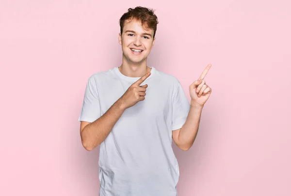 Joven Hombre Caucásico Con Camiseta Blanca Casual Sonriendo Mirando Cámara — Foto de Stock