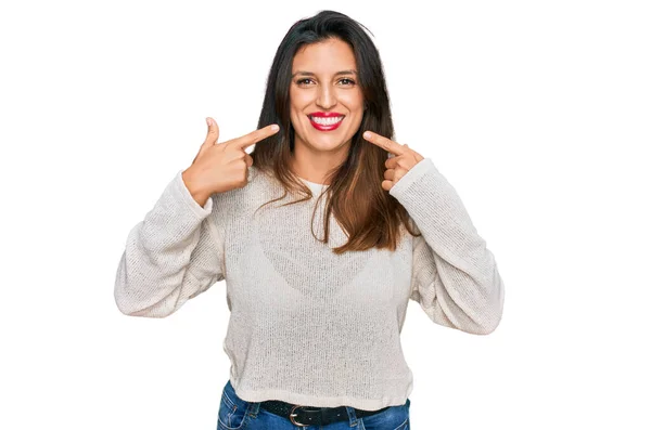 Mulher Hispânica Bonita Vestindo Camisola Casual Sorrindo Alegre Mostrando Apontando — Fotografia de Stock