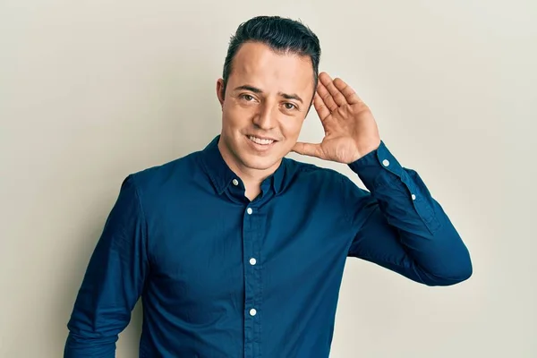 Guapo Joven Con Camisa Negocios Sonriendo Con Mano Sobre Oído —  Fotos de Stock