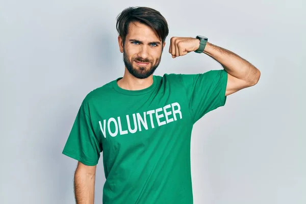 Jovem Hispânico Homem Vestindo Voluntário Shirt Forte Pessoa Mostrando Braço — Fotografia de Stock