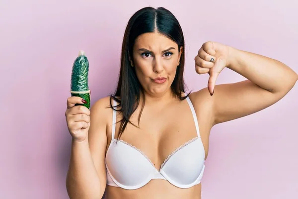 Mulher Morena Bonita Segurando Preservativo Pepino Para Educação Sexual Com — Fotografia de Stock