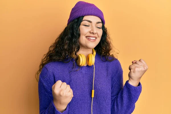 Ung Brunett Kvinna Med Lockigt Hår Lyssnar Musik Med Hörlurar — Stockfoto