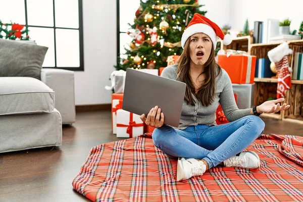 Jovem Mulher Latina Usando Laptop Sentado Árvore Natal Face Choque — Fotografia de Stock