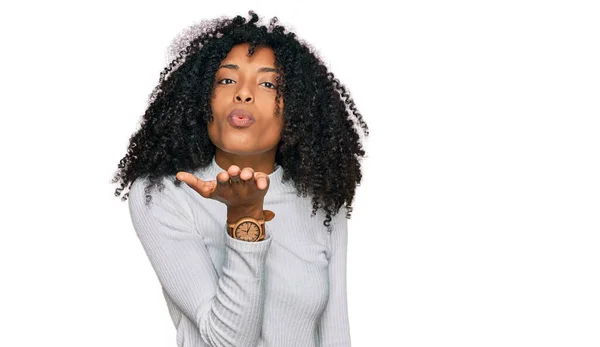 Młoda Afroamerykanka Ubrana Luźne Ciuchy Patrząca Kamerę Dmuchająca Pocałunek Dłonią — Zdjęcie stockowe
