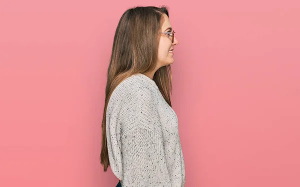 Mujer Rubia Joven Con Suéter Casual Gafas Mirando Costado Pose —  Fotos de Stock