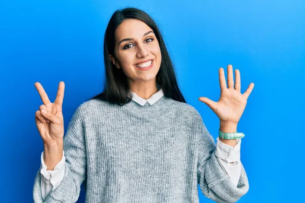 Junge Hispanische Frau Lässiger Kleidung Zeigt Mit Finger Nummer Sieben — Stockfoto