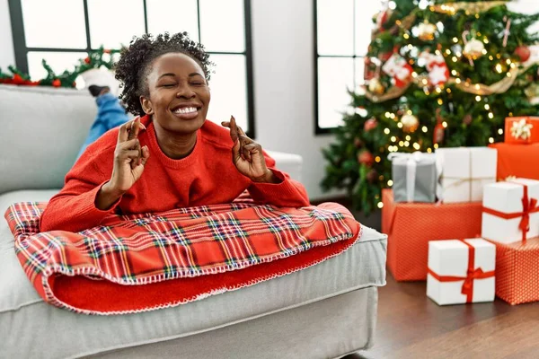 Jovem Afro Americana Deitada Sofá Pelo Dedo Gestual Árvore Natal — Fotografia de Stock