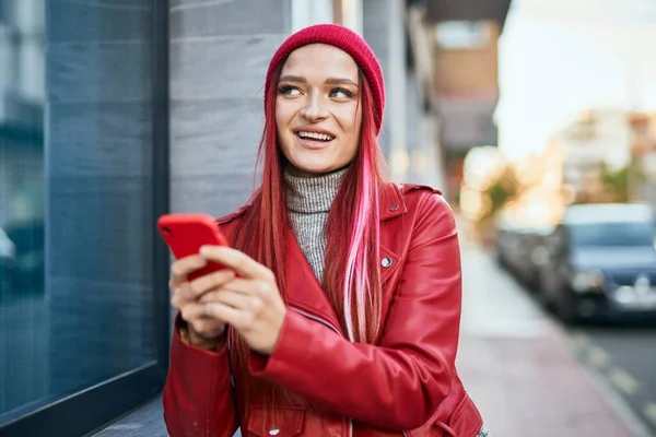 Jovem Caucasiana Sorrindo Feliz Usando Smartphone Cidade — Fotografia de Stock