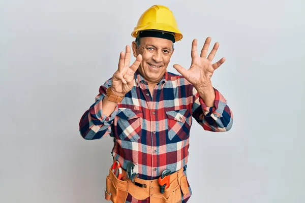 Senior Hispánský Muž Kutilské Uniformě Ukazuje Ukazuje Prsty Číslo Osm — Stock fotografie