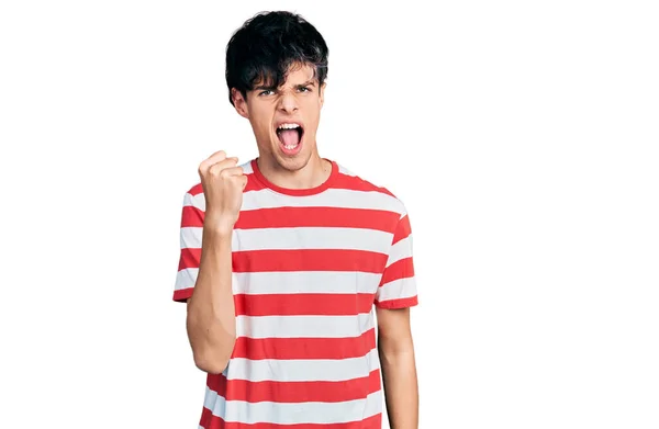 Hombre Joven Hipster Guapo Con Camiseta Rayas Casuales Enojado Loco —  Fotos de Stock