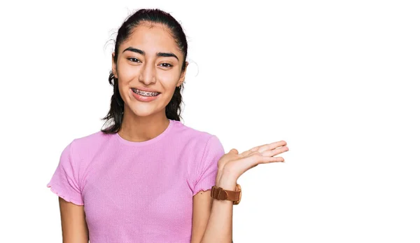 Hispánský Teenager Dívka Zubní Rovnátka Sobě Ležérní Oblečení Úsměvem Veselý — Stock fotografie