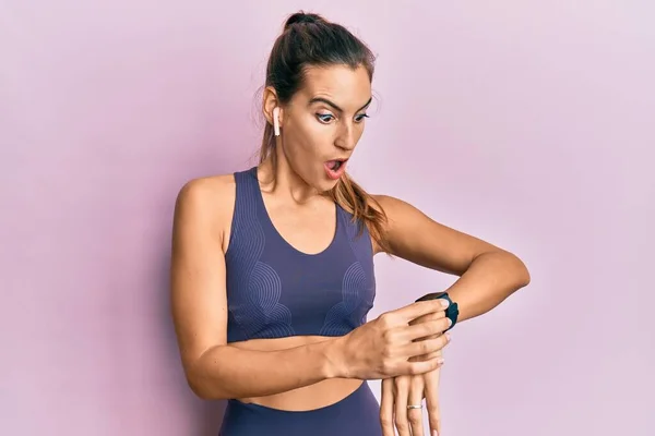 Mujer Hermosa Joven Con Ropa Gimnasio Uso Auriculares Reloj Inteligente — Foto de Stock