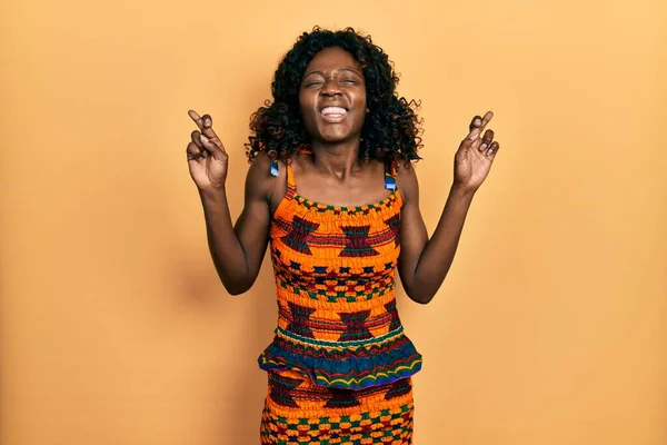 Ung Afrikansk Amerikansk Kvinna Bär Traditionella Afrikanska Kläder Gestikulerande Finger — Stockfoto