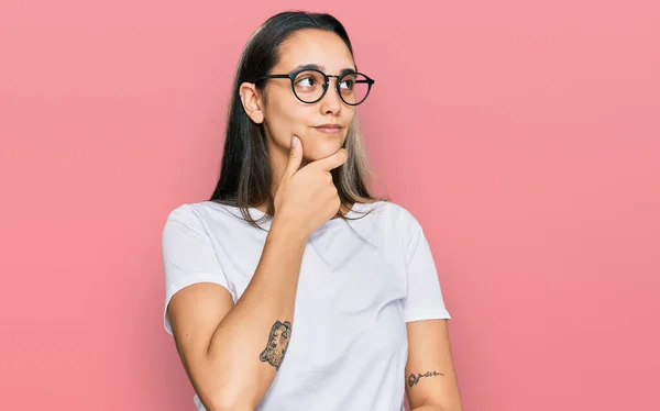 Mujer Hispana Joven Con Camiseta Blanca Casual Con Mano Barbilla —  Fotos de Stock