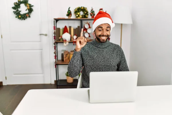 Jeune Homme Hispanique Avec Barbe Portant Chapeau Noël Aide Ordinateur — Photo